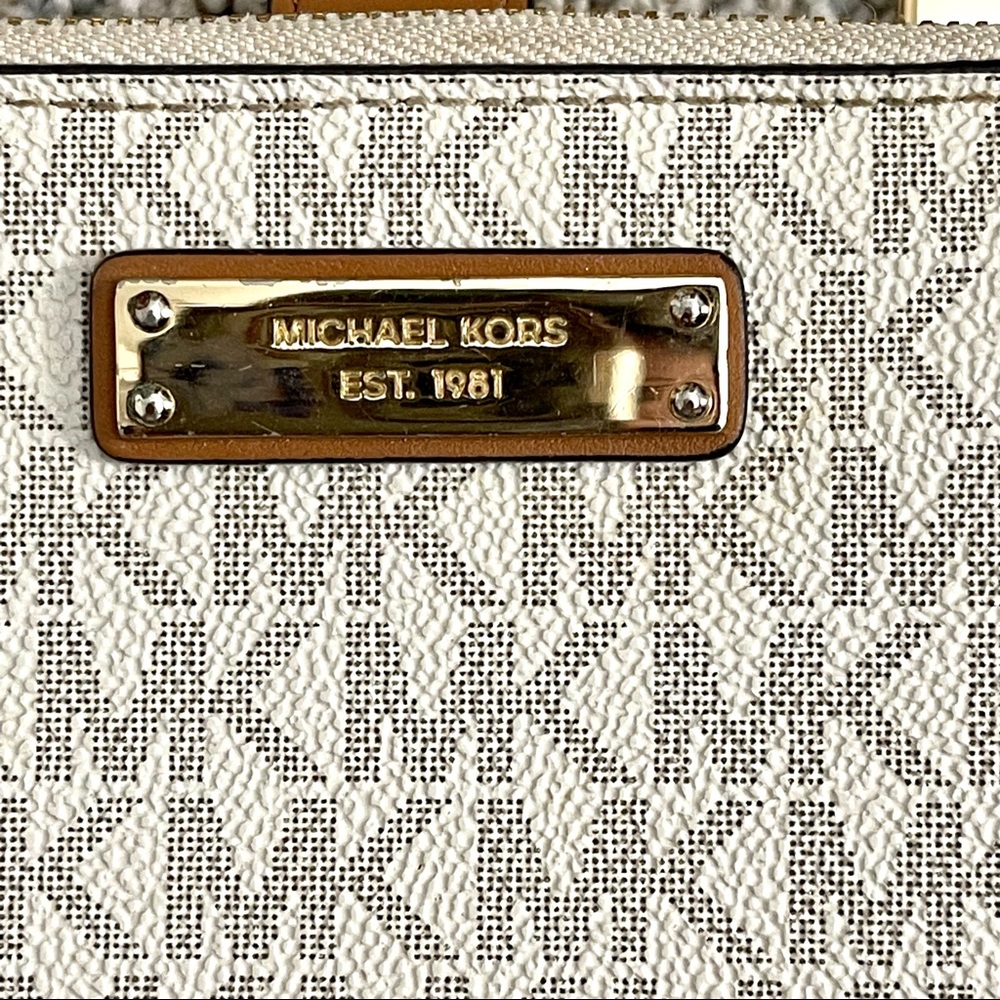 Michael Kors Double Zip Wallet with Cream Signature MK logo/print - Picture 7 of 10